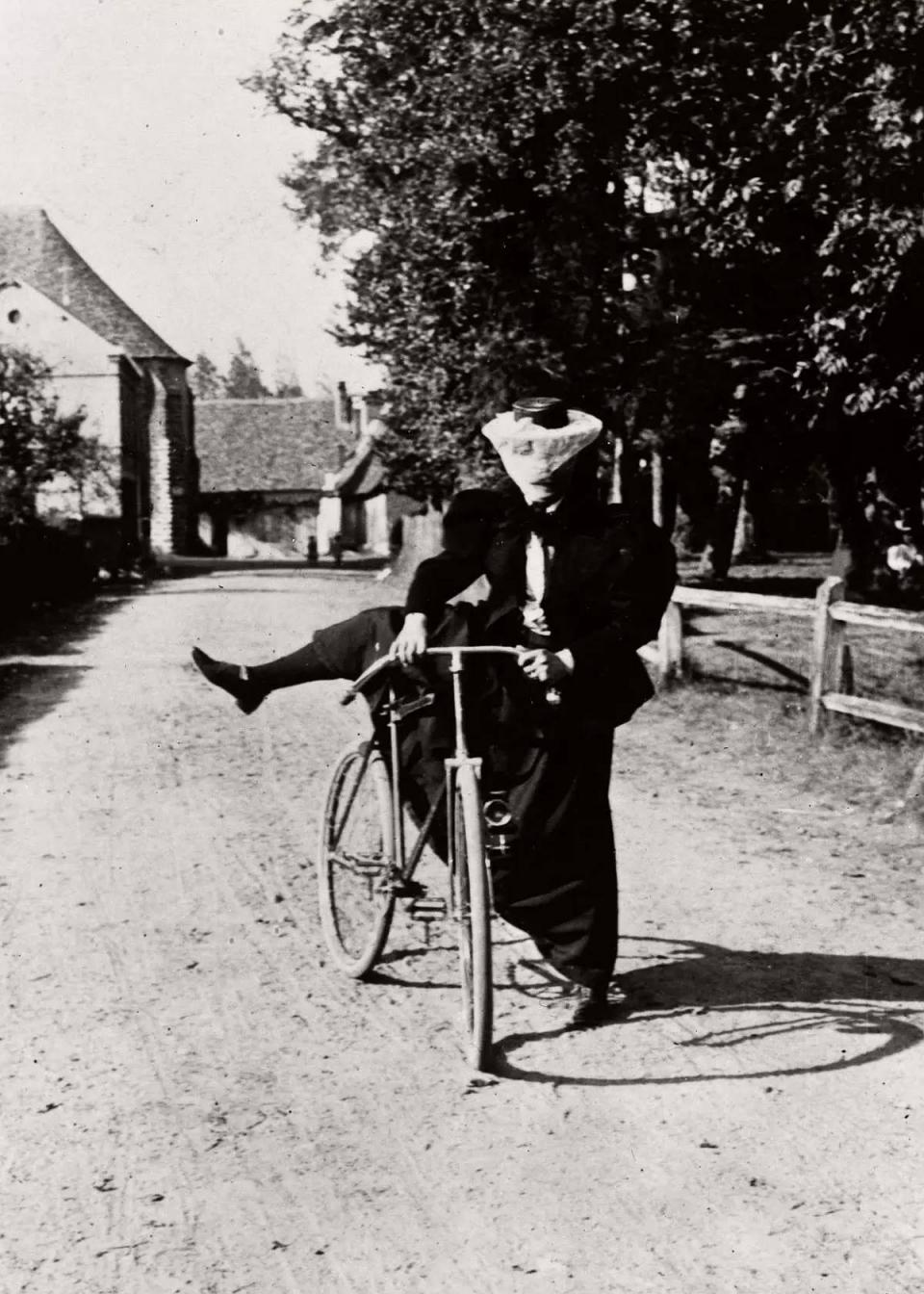 来自19世纪的影像，那时的​自行车​原来这么酷